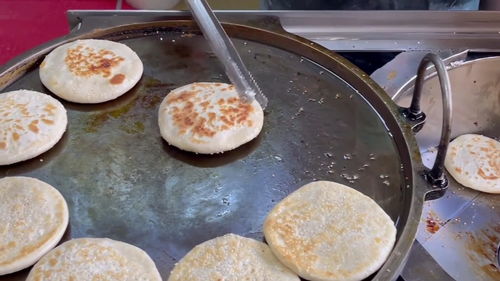 集合了糖包 烧饼 火烧口味的早点食品,用特制的炉子烤出来,这个香