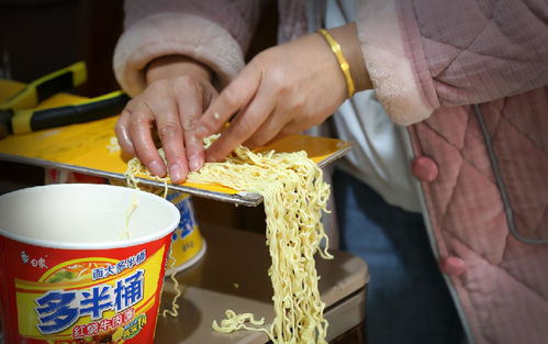 泡面王冠与酱饼袋龙袍 草根“武则天”的走红密码